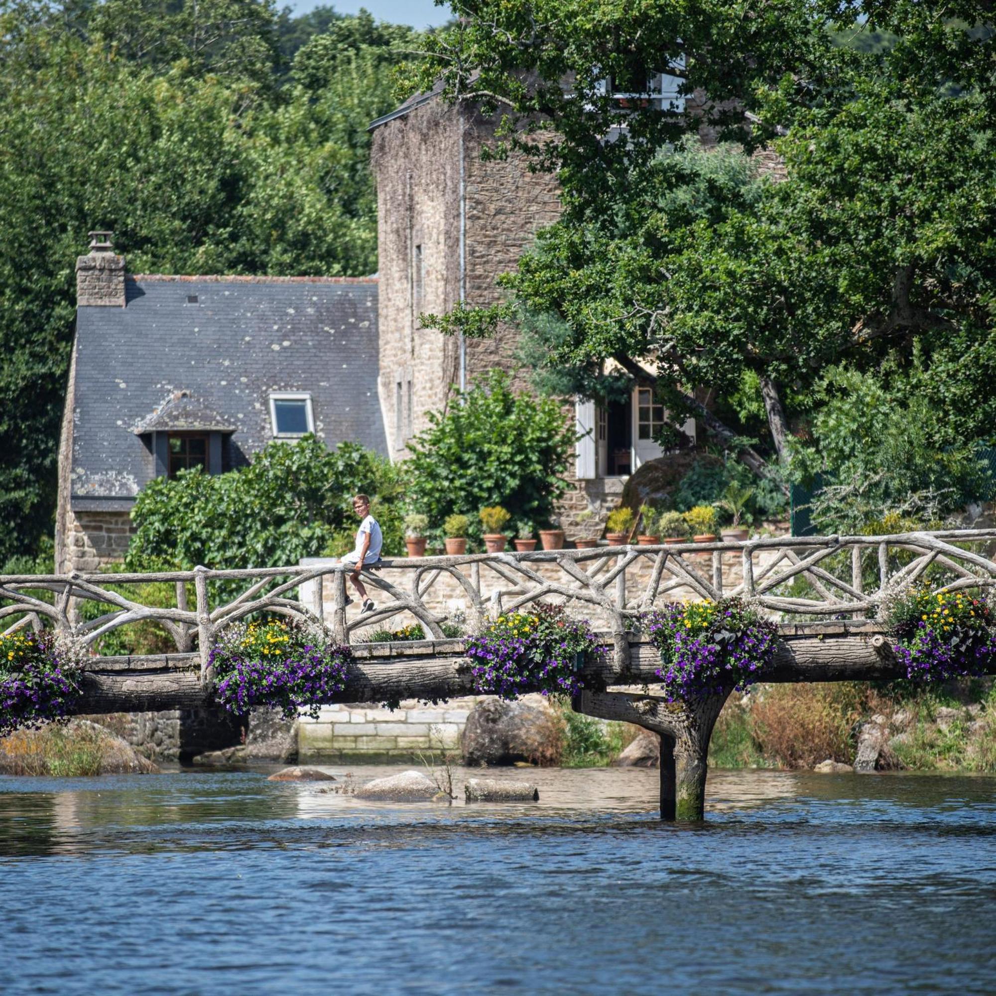 Logis Hotel Et Restaurant La Pension Du Moulin 퐁타벤 외부 사진