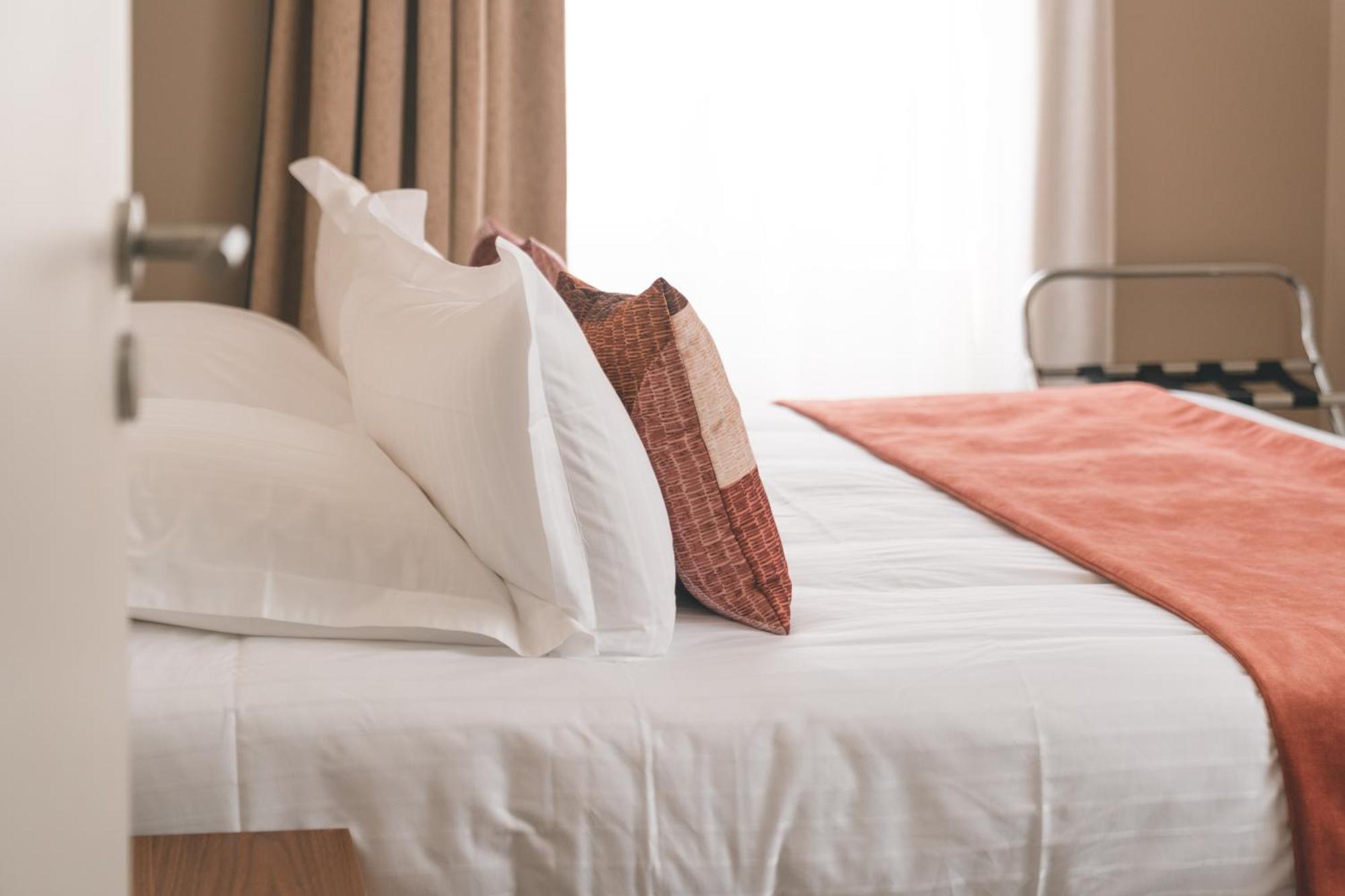 Logis Hotel Et Restaurant La Pension Du Moulin 퐁타벤 외부 사진
